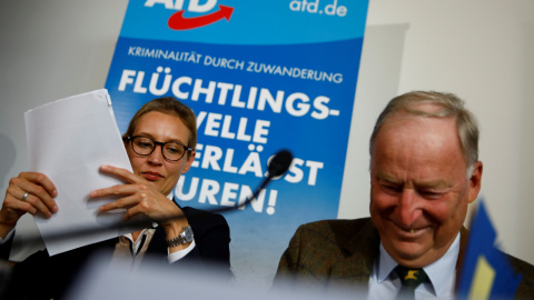 Los candidatos del partido ultraderechista y antinmigración AfD, Alexander Gauland y Alice Weidel, asisten a una conferencia de prensa en Berlín, Alemania.- REUTERS / Axel Schmidt