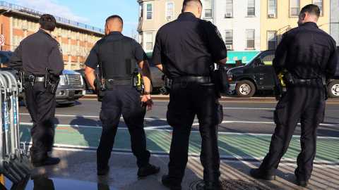 Oficiales de policía de Nueva York durante una guardia el 13 de abril de 2022 en el vecindario Sunset Park.