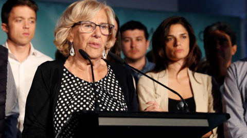 La alcaldesa de Madrid, Manuela Carmena, durante su comparecencia este domingo para valorar los resultados de las elecciones al Ayuntamiento. /EFE