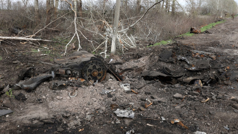 16/04/2022 Parte de un tanque destruido cerca de la localidad de Gusarovka, en Járkov (Ucrania)