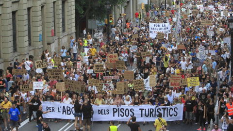 Centenares de vecinos protestan por los pisos turísticos del barrio de la Barceloneta, en Barcelona.-EFE