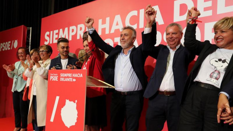 El candidato del PSOE a presidente del Gobierno de Canarias, Angel Víctor Torres, y varios candidatos celebran los resultados de las elecciones celebrada este domingo. EFE/Elvira Urquijo