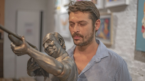 Nicolás Miranda, el artista que ha esculpido un busto de Juan Carlos I y lo ha colocado junto al Oso y el Madroño de la Puerta del Sol.