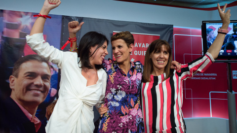 Las candidatas del PSN al Gobierno de Navarra, María Chivite (c), al Parlamento Europeo Adriana Maldonado (i) y a la alcaldía de Pamplona Maite Esporrín (d) celebran el resultado electoral. EFE/Iñaki Porto