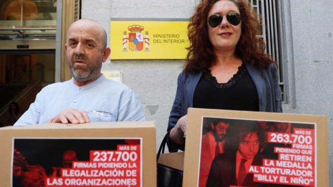 El portavoz de la Asociación para la Recuperación de la Memoria Histórica, Bonifacio Sánchez, y la periodista Cristina Fallarás, posan ante el Ministerio del Interior. (FERNANDO ALVARADO | EFE)