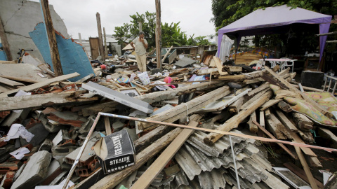 Un residente observa su casa derrumbada en Pedernales. REUTERS/Henry Romero