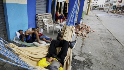 Residentes descansan fuera de sus casas en Portoviejo. REUTERS/Henry Romero