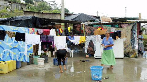 Mujeres en un refugio levantado en una instalación deportiva en Pedernales. REUTERS/Guillermo Granja