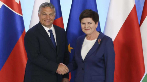 Viktor Orbán, primer ministro húngaro y Beata Szydlo, primera ministra polaca, antes de la reunión del Grupo de Visegrado en Varsovia este jueves./EFE