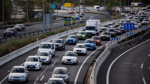 Tráfico en la A-3 el día en que arranca la segunda fase de la operación salida de Semana Santa 2022, a 13 de abril de 2022, en Madrid