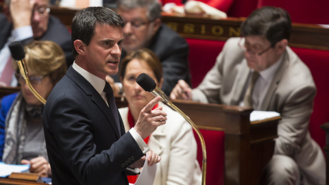 El primer ministro francés Manuel Valls se dirige a los miembros del Parlamento durante una breve sesión antes de una votación sobre la adopción de nuevas medidas de vigilancia, en París, Francia./ EFE/ Ian Langsdon