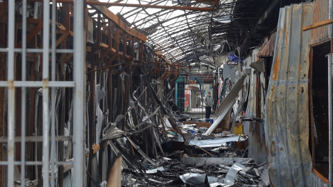 17/04/2022 Una persona, entre los restos de un mercado destrozado por un ataque militar en Sievierodonetsk, en la región de Luhansk (Ucrania)