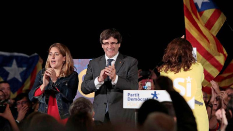 El presidente de la Generalitat, Carles Puigdemont y la coordinadora general del PDeCAT, Marta Pascal, durante el acto que el partido ha celebrado esta noche en Sant Cugat del Vallés. | SUSANNA SÁEZ (EFE)