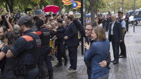 El secretario general de la conselleria de Economía, Josep Maria Jové, junto a la presidenta del Parlament, Carme Forcadell, saluda a los numerosos simpatizantes que le esperaban ante la Ciudad de la Justicia de Barcelona. | MARTA PÉREZ (EF