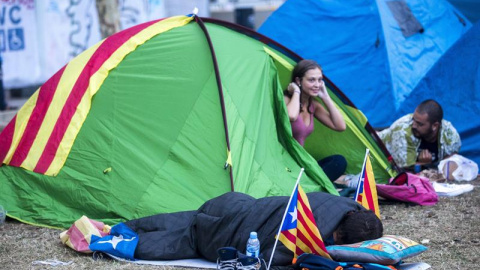 Una mujer sale de la tienda de camping, mientras otras aún duermen, frente a la sede del Tribunal Superior de Justicia de Catalunya (TSJCat) EFE/Quique García