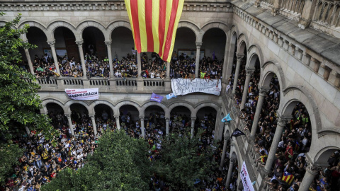 Unos 3.000 estudiantes ocupan el edificio histórico de la Universidat de Barcelona. XAVI HERRERO