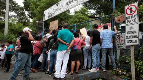 Varias personas demandan ver a sus familiares detenidos durante las protestas contra el gobierno de Daniel Ortega. REUTERS/Oswaldo Rivas