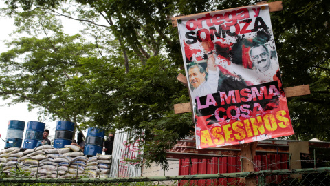 Un cartel que compara al dictador nicaraguense Ernesto Somoza con el presidente Daniel Ortega, en Universidad Autónoma Nacional de Nicaragua. REUTERS/Oswaldo Rivas