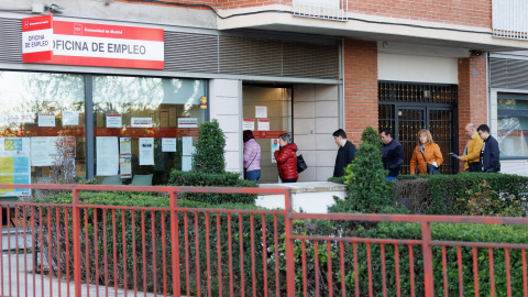 Varias personas en la entrada de una oficina del SEPE, a 4 de abril de 2023, en Madrid (España).