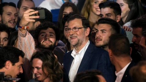 Mariano Rajoy se hace un 'selfie' con los jóvenes del PP en Córdoba, donde se ha celebrado la Convención Nacional de Nuevas Generaciones. EFE/Rafa Alcaide