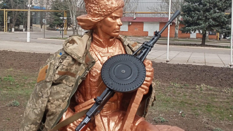 El líder anarquista Néstor Majnó ataviado con una casaca del ejército ucraniano.