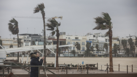 Dos personas caminan en la Playa de la Malvarrosa, a 25 de marzo de 2022, en València.