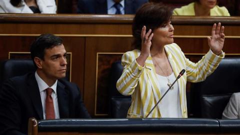 La vicepresidenta y ministra socialista, Carmen Calvo, durante la primera sesión de control del Gobierno en la Cámara Baja / EFE