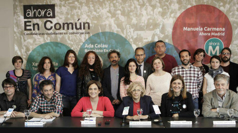 Los portavoces y candidatos de distintas iniciativas municipalistas, con Ada Colau y Manuela Carmena en el centro, duran la rueda de prensa.