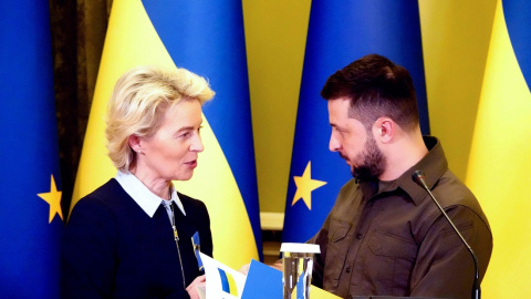 La presidenta de la Comisión Europea, Ursula von der Leyen (L), habla con el presidente ucraniano Volodymyr Zelensky durante una conferencia de prensa después de su reunión, a 8 de abril de 2022.