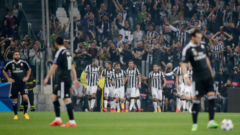 Los jugadores de la Juventus, de fondo, celebran uno de sus goles ante Bale, James y Carvajal. /REUTERS