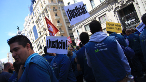 Técnicos de Movistar protestan ante la sede de la multinacional en Madrid.- JAIRO VARGAS