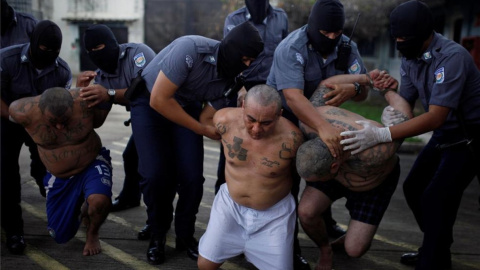 La policía de Guatemala detiene a varios miembros de la mara Salvatrucha. REUTERS / JOSE CABEZAS