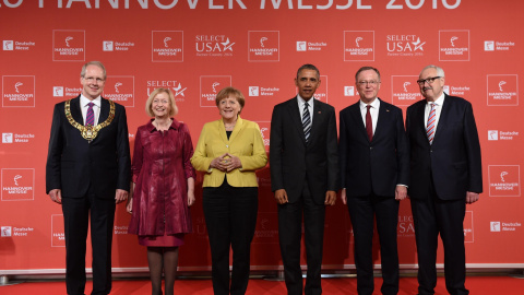 La canciller alemana, Angela Merkel, y el presidente de EEUU, Barack Obama Hanover, con el alcalde de Hannover, Stefan Schostok, la ministra de Educación germana, Johanna Wanka, el primer ministro del lander de Baja Sajonia, Stephan Weil, y