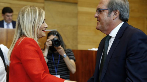 La presidenta de la Comunidad de Madrid, Cristina Cifuentes, conversa con el portavoz socialista, Ángel Gabilondo (d), en el Debate sobre el Estado de la Región. EFE/J.P. Gandul