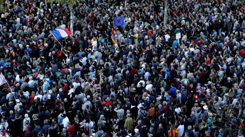 Miles de manifestantes escuchan el discurso de Jean-Luc Mélenchon, en la manifestación contra las reformas laborales del Gobierno de Emmanuel Macron. EFE / EPA / YOAN VALAT