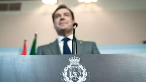 Juanma Moreno, con el escudo con la corona real y el laurel.