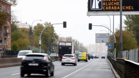 Semaforos en la A5 a la altura de la Avenida de los Poblados.