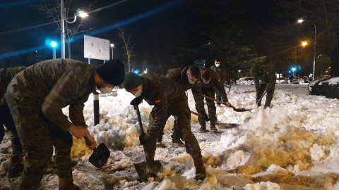 Efectivos del Mando de Artillería Antiaérea (MAAA) limpian esta madrugada la nieve acumulada en las calles de Moratalaz