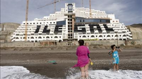 La Junta de Andalucía se encuentra a la espera de que el Ministerio de Medio Ambiente y el promotor del hotel El Algarrobico alcancen un acuerdo para su expropiación y entonces proceder a la demolición del establecimiento. EFE/ Carlos Barba