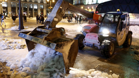 Operarios retiran nieve en la Plaza de Sol de Madrid.