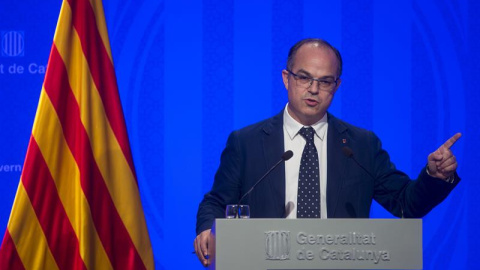 El portavoz del Gobierno de la Generalitat, Jordi Turull, atiende a los medios de comunicación, el pasado viernes,en Barcelona. EFE/Quique García