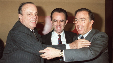 Antonio Hernández Mancha, en el centro, asiste al abrazo de Manuel Fraga (Izq) y Marcelino Oreja durante el IX Congreso de Alianza Popular.- EFE