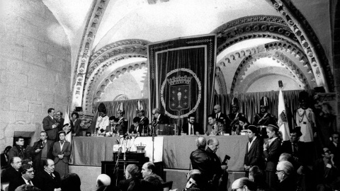 18/4/22 Sesión inaugural del Parlamento gallego, el 19 de diciembre de 1981, el mismo día que, en 1932, la Asamblea de Ayuntamientos aprobó el proyecto de Estatuto de Galicia.