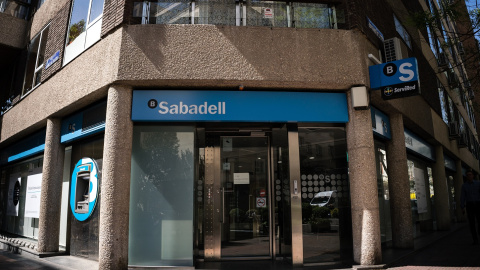 Oficina del Banco Sabadell en Madrid. E.P./Diego Radamés