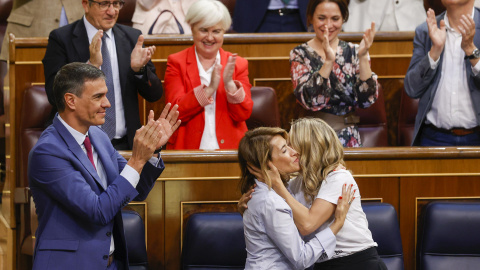 El presidente del Gobierno, Pedro Sánchez (i), junto a la ministra de Transportes, Movilidad y Agenda Urbana, Raquel Sánchez (c), y la vicepresidenta segunda y ministra de Trabajo y Economía Social, Yolanda Díaz (d), este jueves en el Congr