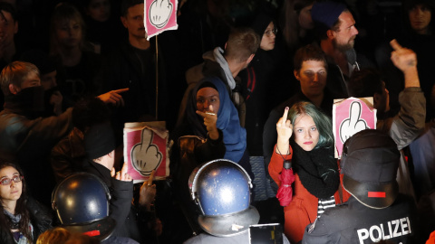 Una joven alemana protesta frente al local donde el partido xenófobo Alternativa para Alemania celebra los resultados electorales.- REUTERS