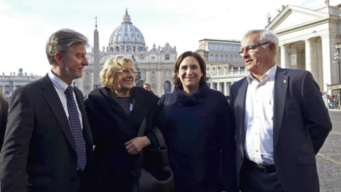 Los alcaldes de Zaragoza, Pedro Santisteve, de Madrid, Manuela Carmena, de Barcelona, AdaColau, y de Valencia, Joan Ribó, en una visita al Vaticano en diciembre pasado. / EFE / JORGE ORTIZ