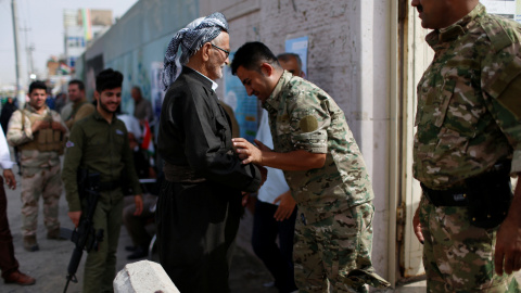 Miembros de la seguridad kurda registran a un hombre antes de entrar en un colegio electoral, en la jornada de votación del referendum de independencia del Kurdistán iraquí. en Erbil. REUTERS/Ahmed Jadallah