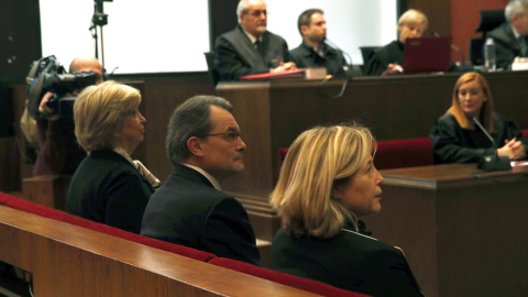 El expresidente catalán Artur Mas, junto a las exconselleras Joana Ortega (i) e Irene Rigau (d), en la sala del Tribunal Superior de Justicia de Cataluña donde son juzgados por la consulta del 9-N. EFE/Alberto Estévez