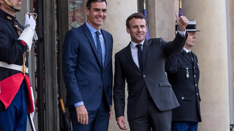 El presidente francés, Emmanuel Macron (d), recibe al presidente del Gobierno español, Pedro Sánchez, en una reunión en el Palacio del Elíseo en París. EFE/CHRISTOPHE PETIT TESSON